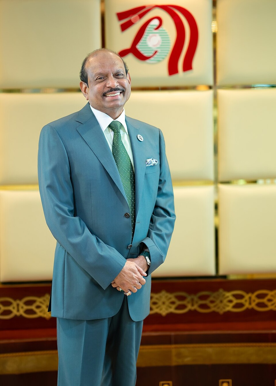 Ett urval av snygga och enhetliga profilprodukter, som en hoodie, en vattenflaska och en anteckningsbok, prydligt arrangerade.